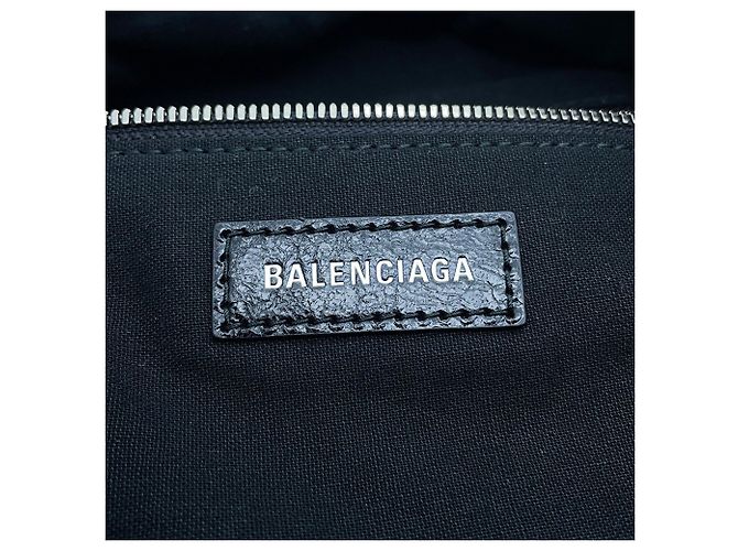 Everyday Sac à dos Le Cagoule en cuir de Balenciaga - vue 13