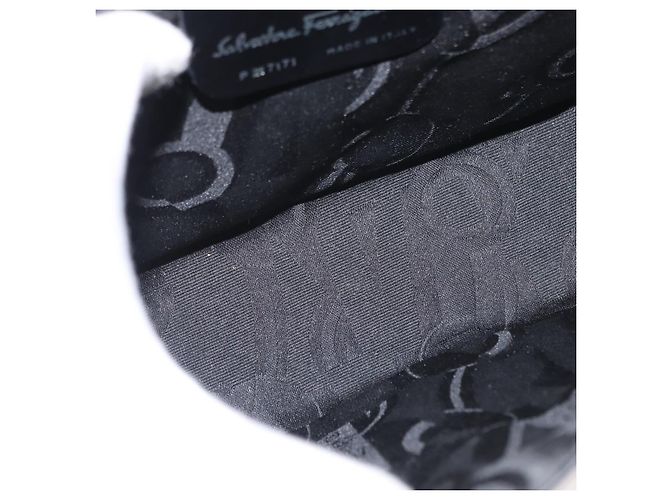 Borsa a Spalla Vala in Pelle Nera e Argento di Salvatore Ferragamo Auth bs31823 Nero - vista 10