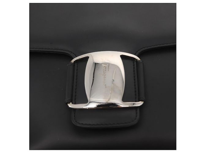 Borsa a Spalla Vala in Pelle Nera e Argento di Salvatore Ferragamo Auth bs31823 Nero - vista 19