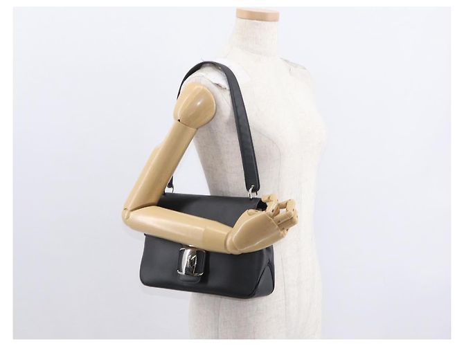 Borsa a Spalla Vala in Pelle Nera e Argento di Salvatore Ferragamo Auth bs31823 Nero - vista 25