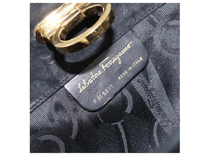Borsa a Spalla Gancini Chain di Salvatore Ferragamo in Camoscio Nero e Oro Auth 148567 D'oro - vista 12