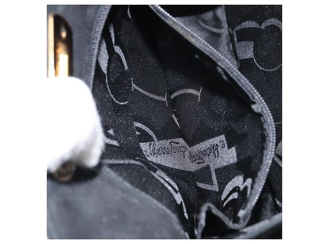 Borsa a Spalla Gancini Chain di Salvatore Ferragamo in Camoscio Nero e Oro Auth 148567 D'oro - vista 19
