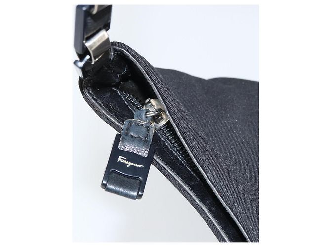 Borsa a Spalla Vala in Nylon Nero Salvatore Ferragamo Auth 160694 - vista 10