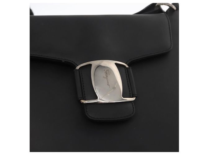 Borsa a Spalla Vala in Pelle Nera e Oro Salvatore Ferragamo Auth BA9162 Nero D'oro - vista 17