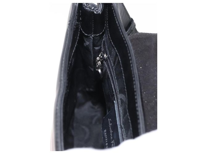 Borsa a Spalla Vala in Pelle Nera e Oro Salvatore Ferragamo Auth BA9162 Nero D'oro - vista 19