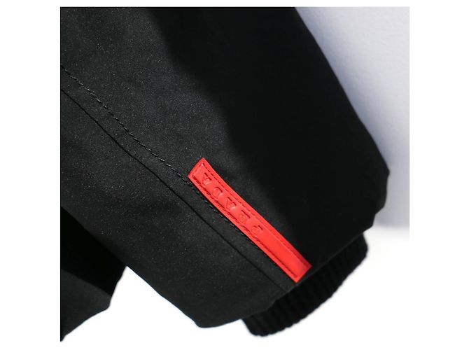 Prada Linea Rossa gesteppte Jacke mit Kunstfellbesatz und Tasche Schwarz - Ansicht 6