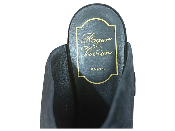 Mule in suede con punta affusolata e logo RV Roger Vivier Nero - vista 10