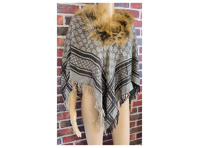 Gucci Monogramm Poncho. Grau - Ansicht 4