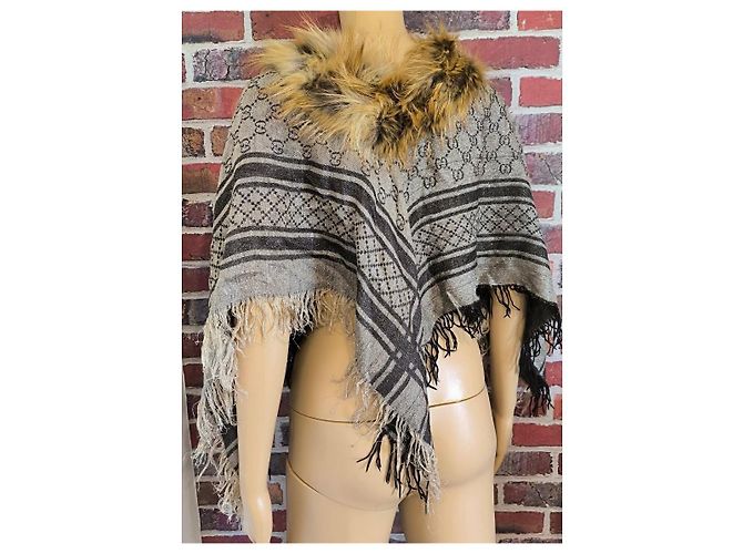 Gucci Monogramm Poncho. Grau - Ansicht 5