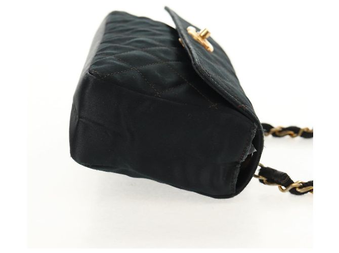 CHANEL Mini Matelassé 18 Bolsa de Hombro con Cadena Satén Negro Oro CC Auth 159010V Dorado - vista 4