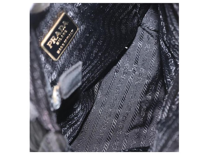 Bolsa de Ombro com Corrente PRADA em Nylon Preto e Dourado Auth bs32069 - vista 11