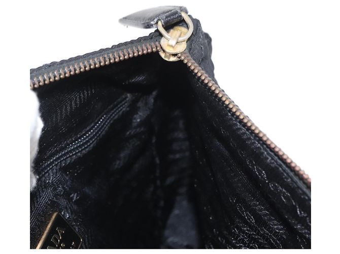 Bolsa de Ombro com Corrente PRADA em Nylon Preto e Dourado Auth bs32069 - vista 19