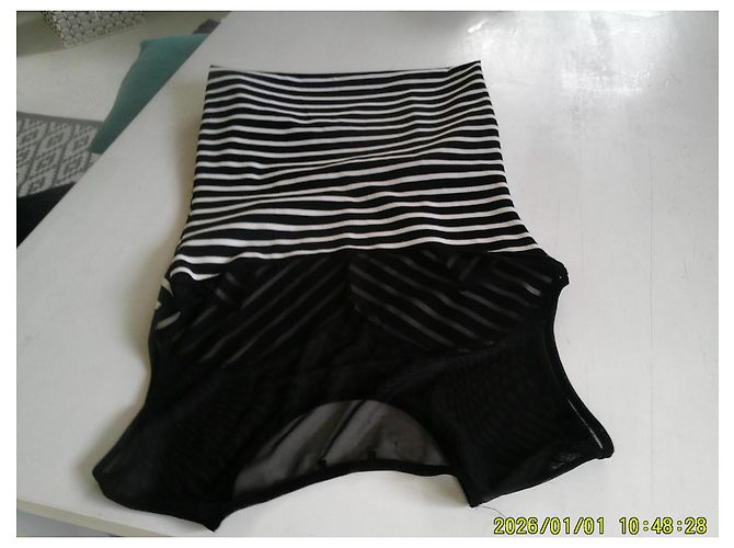 Autre Marque Robe Manigance sans manches en tulle et rayée - vue 8
