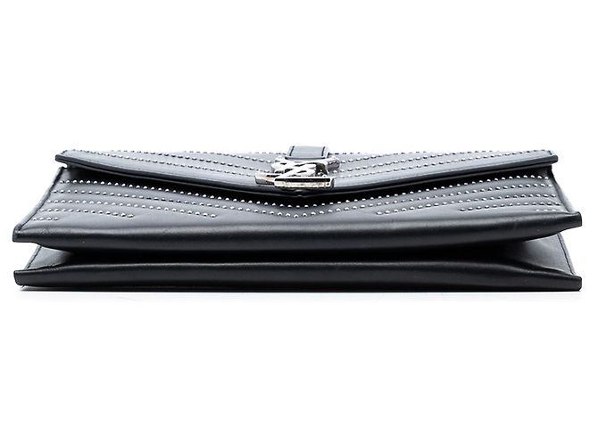 Envelope de corrente em couro de bezerro chevron preto com tachas Monogram da Saint Laurent. - vista 3