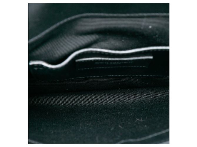 Envelope de corrente em couro de bezerro chevron preto com tachas Monogram da Saint Laurent. - vista 4