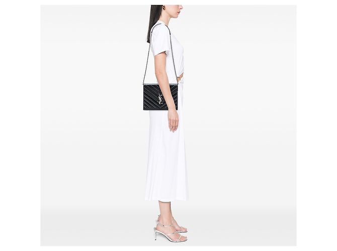Envelope de corrente em couro de bezerro chevron preto com tachas Monogram da Saint Laurent. - vista 7