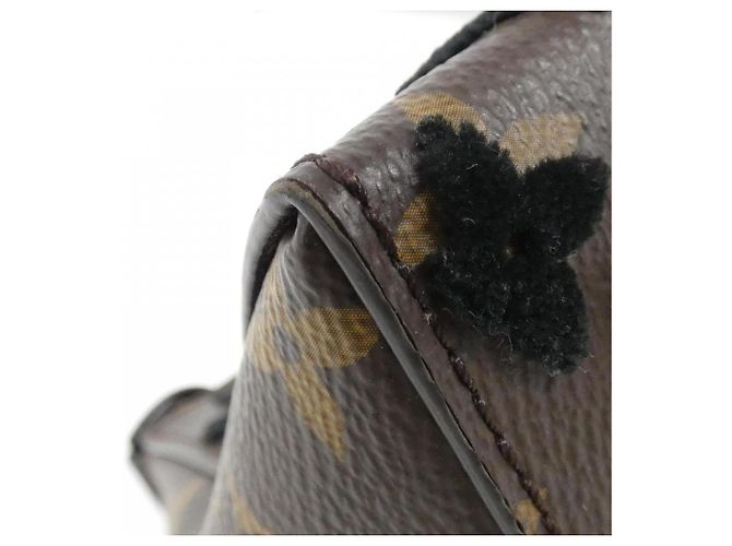 Sac à bandoulière triangle Monogram Tuftage Louis Vuitton Marron Noir Marron foncé - vue 3