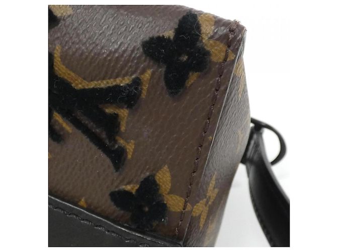 Sac à bandoulière triangle Monogram Tuftage Louis Vuitton Marron Noir Marron foncé - vue 4