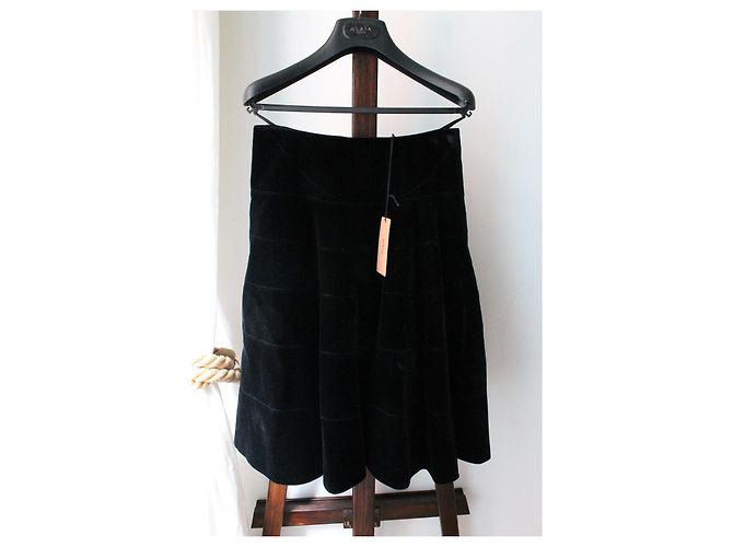 Neue schwarze Samt-Alaïa-Rock mit Etikett Größe 36 - Ansicht 4
