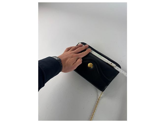 Schwarze Lederhandtasche mit Vintage Givenchy Kettenlogo - Ansicht 11