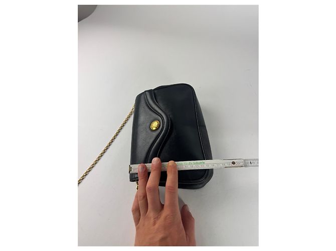 Schwarze Lederhandtasche mit Vintage Givenchy Kettenlogo - Ansicht 12