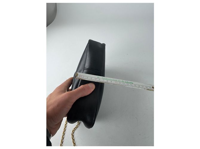 Schwarze Lederhandtasche mit Vintage Givenchy Kettenlogo - Ansicht 13