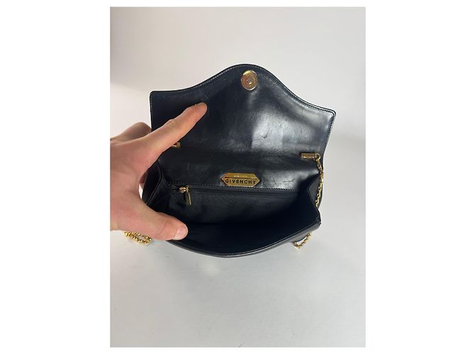 Schwarze Lederhandtasche mit Vintage Givenchy Kettenlogo - Ansicht 3