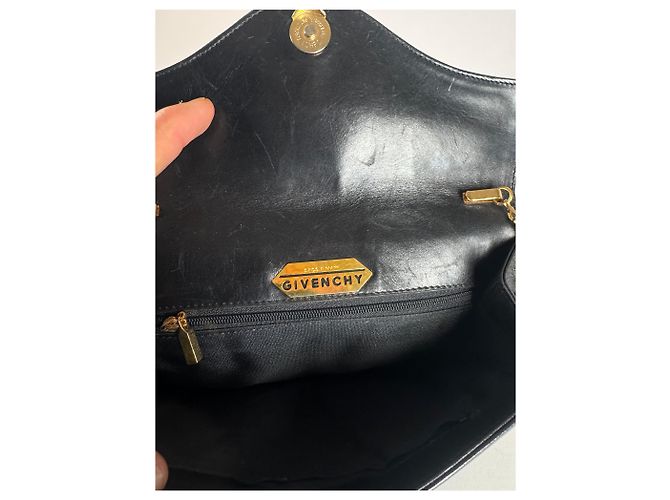 Schwarze Lederhandtasche mit Vintage Givenchy Kettenlogo - Ansicht 4