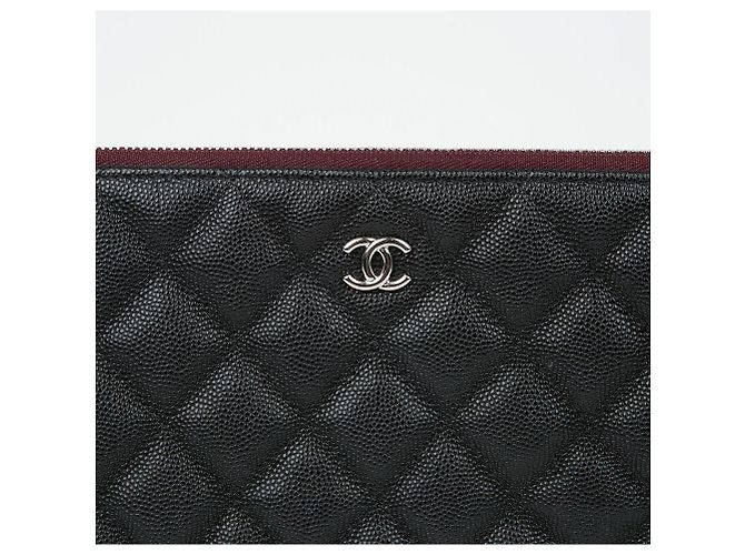 Chanel Clutch Clássica Grande em Couro Caviar Preto - vista 3