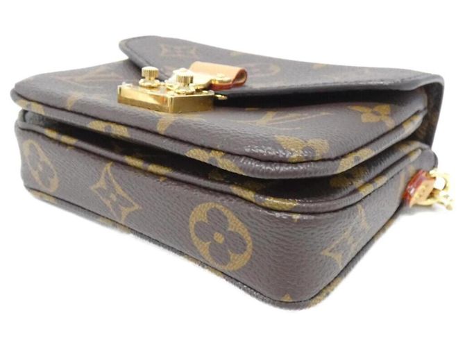 Bolsa de Ombro Micro Metis Monograma Louis Vuitton Marrom - vista 3