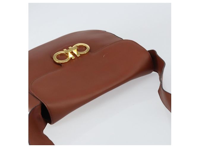 Borsa a Spalla Gancini in Pelle Marrone Oro Salvatore Ferragamo Auth 159139 - vista 6