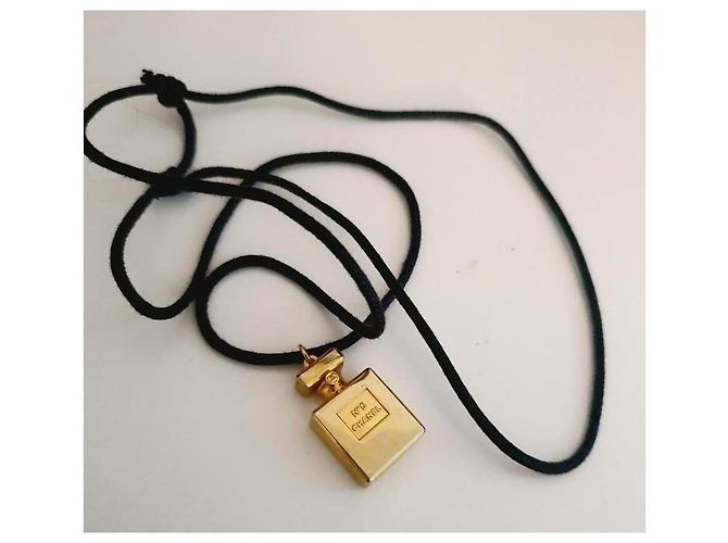 Collana Chanel N5 placcata oro con pendente a flacone Nero D'oro - vista 3