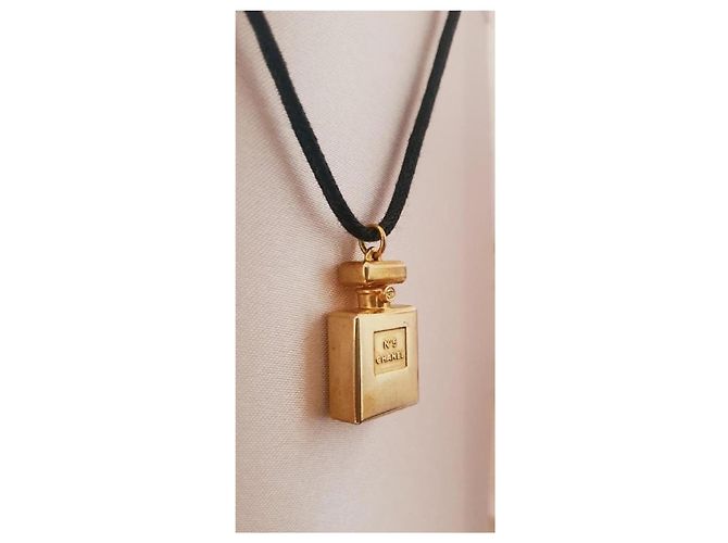 Collana Chanel N5 placcata oro con pendente a flacone Nero D'oro - vista 5