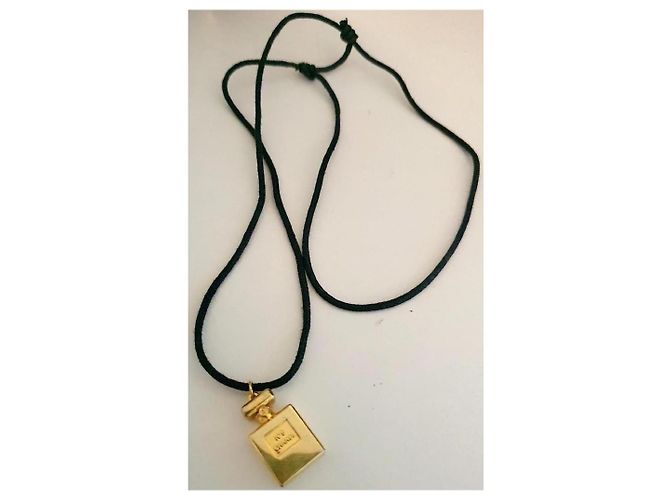 Collana Chanel N5 placcata oro con pendente a flacone Nero D'oro - vista 7