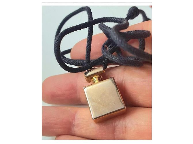 Collana Chanel N5 placcata oro con pendente a flacone Nero D'oro - vista 8