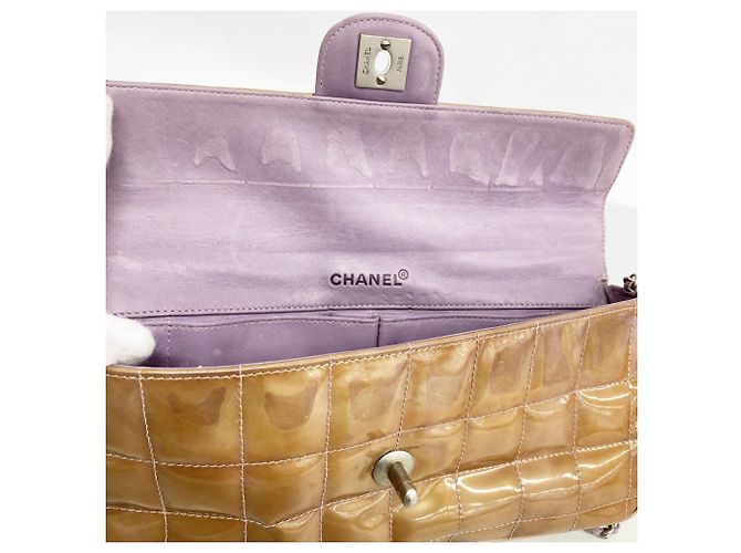 Bolsa de Ombro Chanel Chocobar em Couro Patente Bege - vista 10