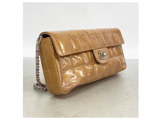 Bolsa de Ombro Chanel Chocobar em Couro Patente Bege - vista 2