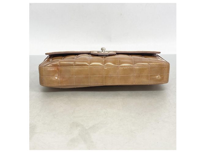 Bolsa de Ombro Chanel Chocobar em Couro Patente Bege - vista 3