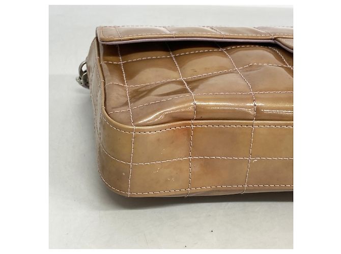 Bolsa de Ombro Chanel Chocobar em Couro Patente Bege - vista 6