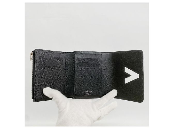 Cartera Compacta Tri-fold Twist Epi Louis Vuitton Negro - vista 3