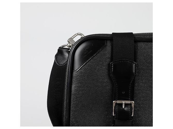 Louis Vuitton Borsa Tote Taiga Satellite Nero - vista 7