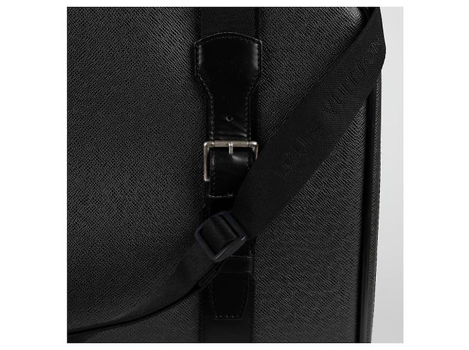 Louis Vuitton Borsa Tote Taiga Satellite Nero - vista 8