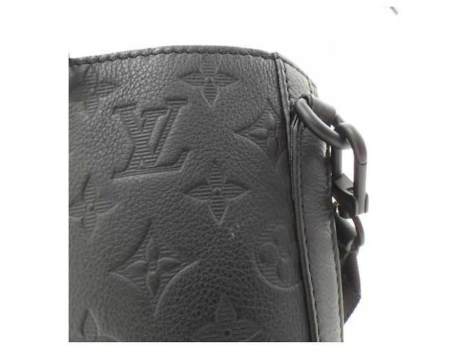 Noe Borsa a Spalla Noé Monogram Shadow in Pelle di Vitello Louis Vuitton Nero - vista 4