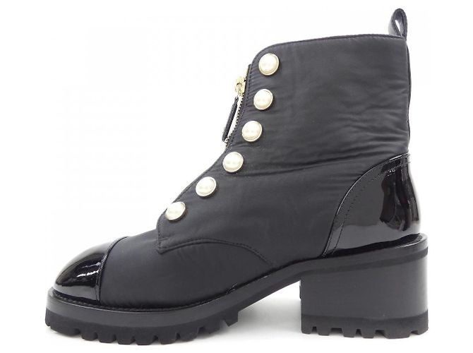 Timeless Chanel Lackleder-Stiefel mit Perlenimitation Schwarz - Ansicht 2