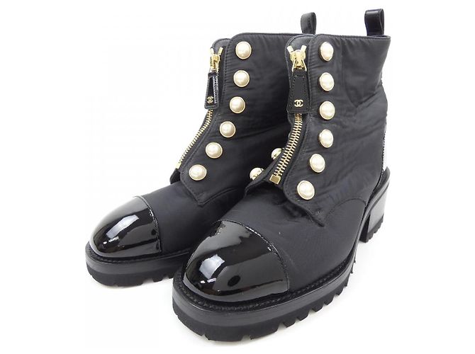 Timeless Chanel Lackleder-Stiefel mit Perlenimitation Schwarz - Ansicht 3