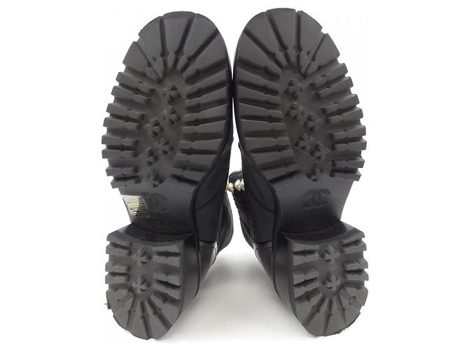 Timeless Chanel Lackleder-Stiefel mit Perlenimitation Schwarz - Ansicht 4