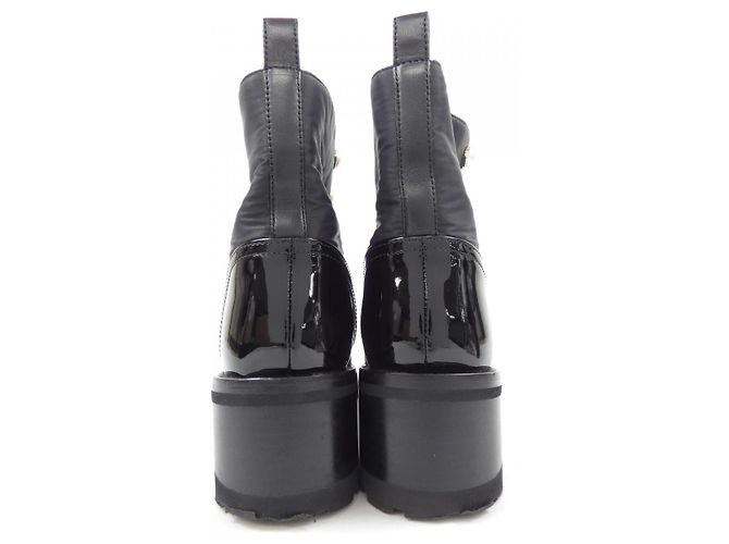 Timeless Chanel Lackleder-Stiefel mit Perlenimitation Schwarz - Ansicht 5