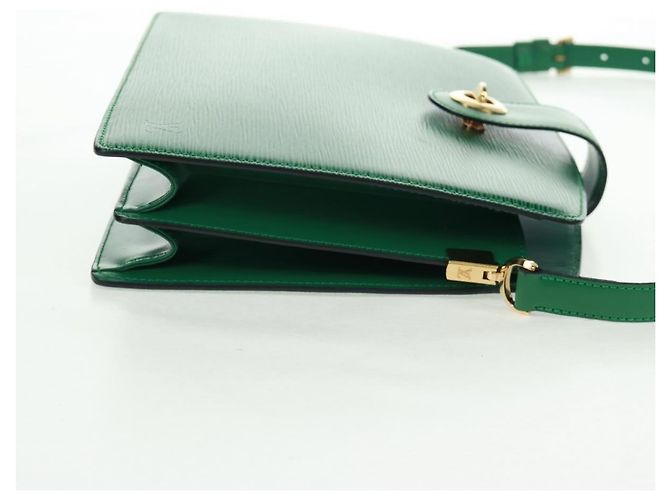 Bolso de Hombro Capucines Louis Vuitton en Cuero Epi Verde - vista 4