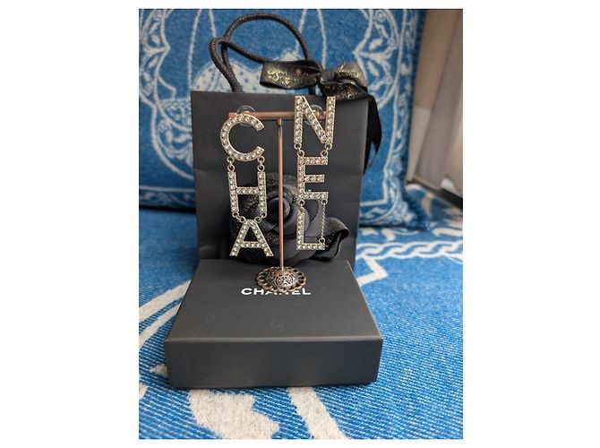 Chanel Orecchini in cristallo lettera GHW B21V CHA NEL D'oro - vista 2