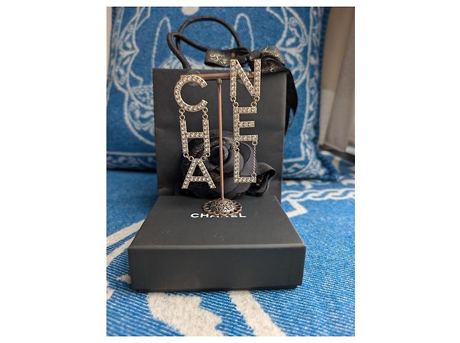 Chanel Orecchini in cristallo lettera GHW B21V CHA NEL D'oro - vista 3